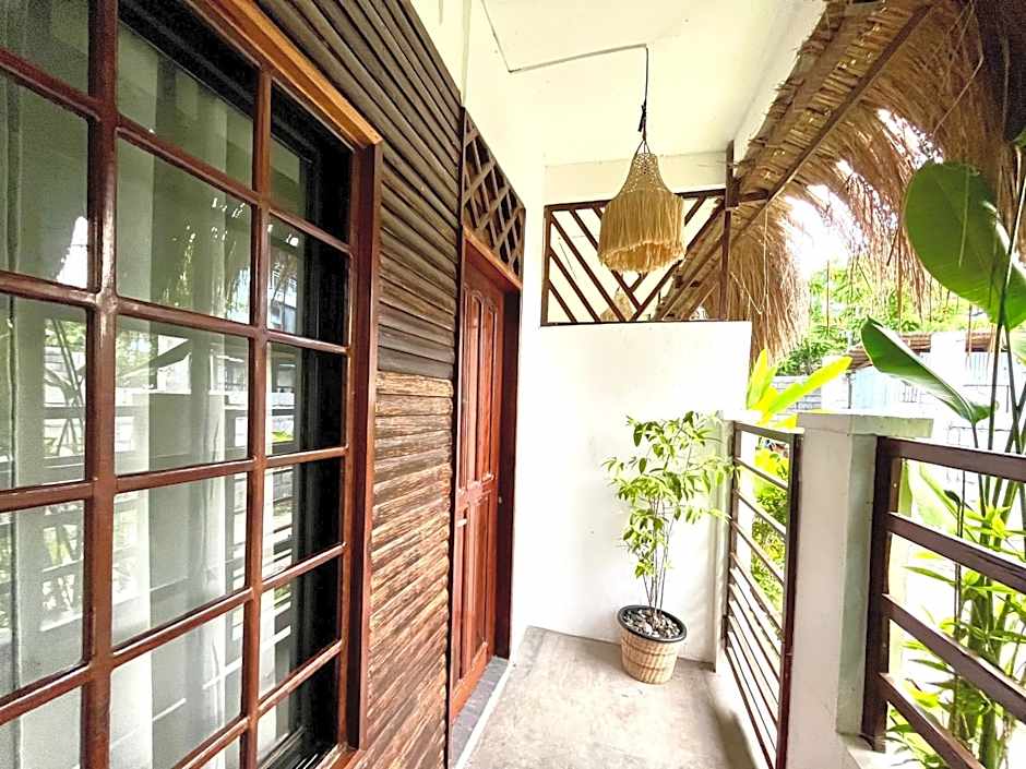 Cozy Bungalow Dua with AC and Generator in General Luna