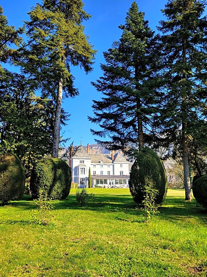 Domaine des Cèdres - Logis Hôtel, Résidence, Gîtes et Insolites