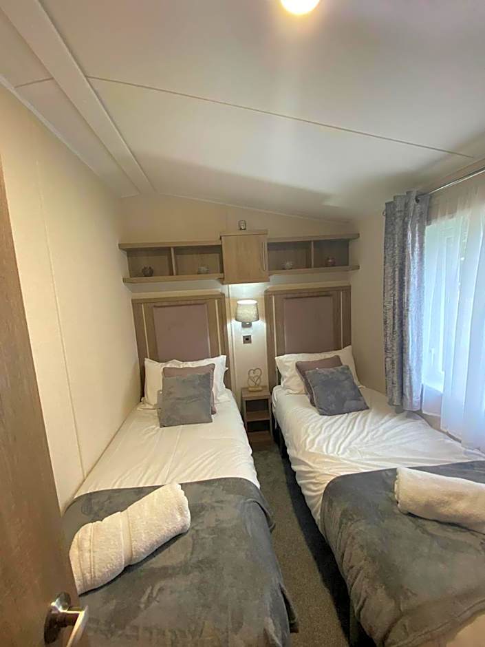 Lakeshore Lodge with Hot Tub