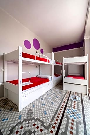 BED IN A 6 FEMALE DORMITORY ROOM