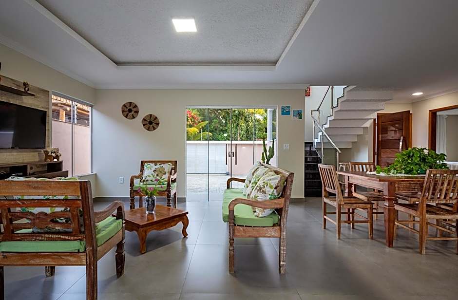 Muito espaço para criançada brincar! Casa com Piscina e Churrasqueira Privativa! Até 14Pax