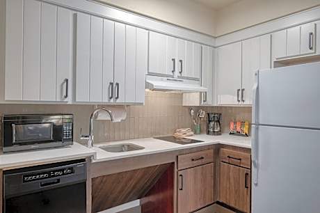 One-Bedroom King Suite with Roll-In Shower