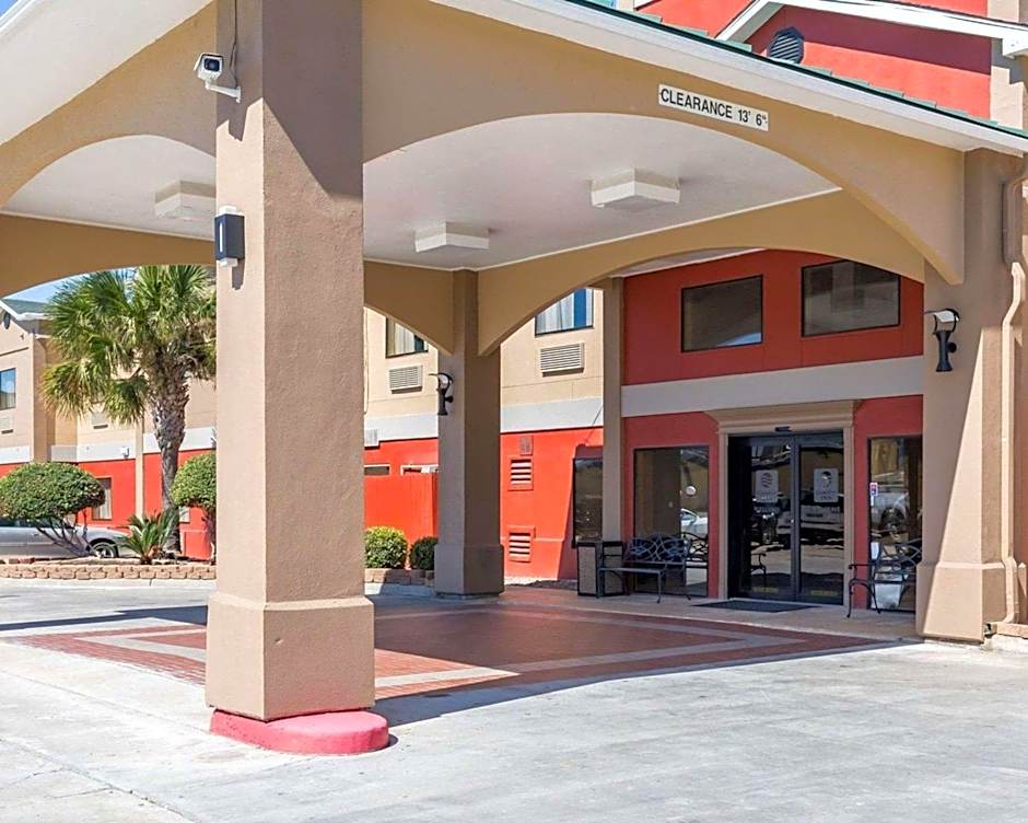 Econo Lodge Inn & Suites East Houston I-10