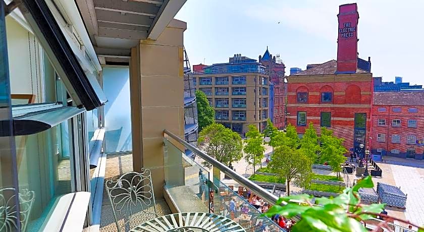 Live in Leeds Millenium Square Apartment