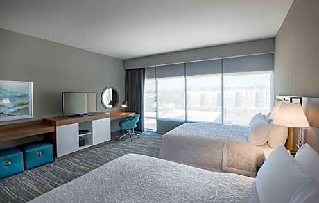 2 Queen Beds Mobility Acc W/ Roll In Shwr Ns