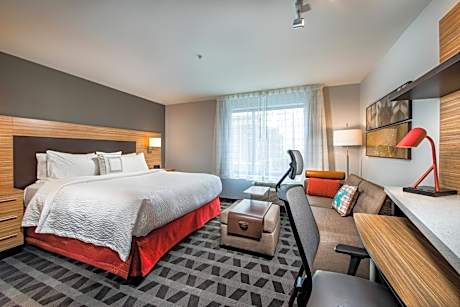 King Studio with Sofa Bed - Hearing Accessible