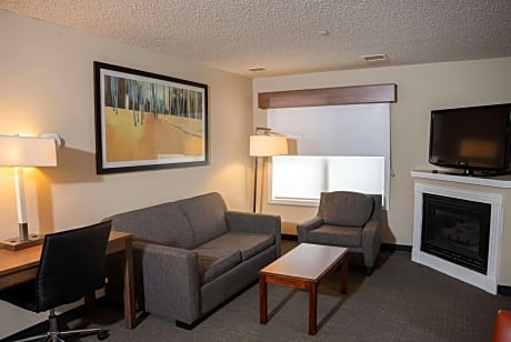 Two-Bedroom Deluxe Suite with Two Queen Beds - Non-Smoking