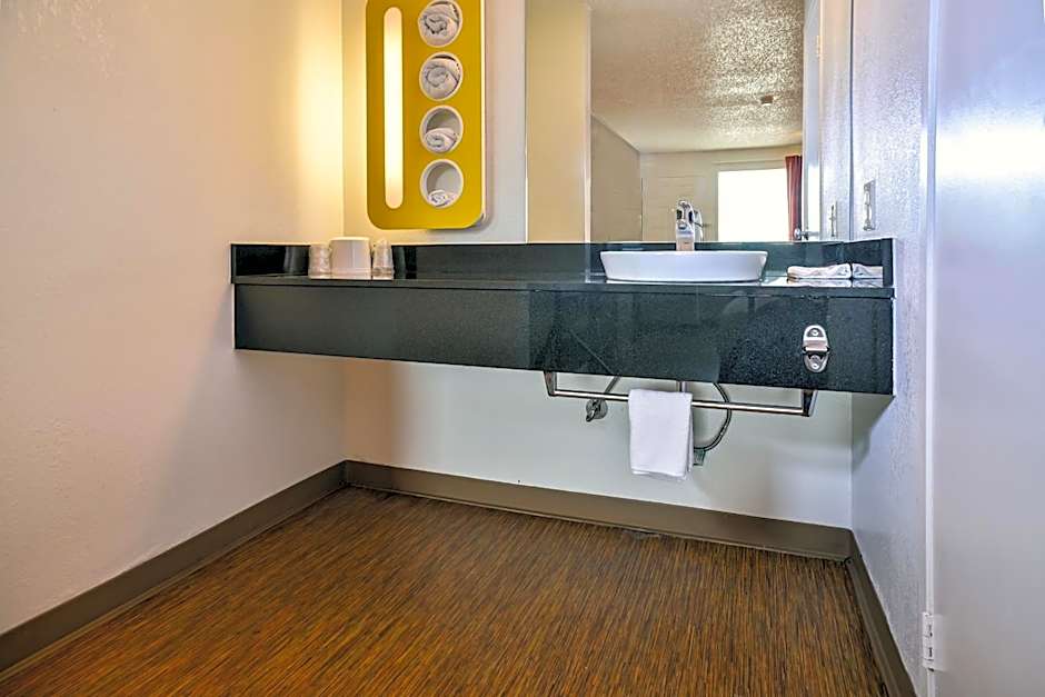 Motel 6-Saint Joseph, MO