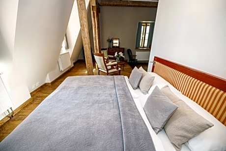 Deluxe Two-Bedrooms Apartment with Fireplace