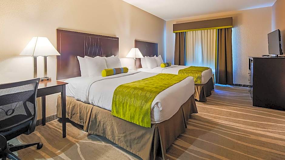 Photo 1 of 2 of Suite-2 Queen Beds, Non-smoking, Sofabed For One Person, Kitchenette, Sitting Area, Work Desk, Full