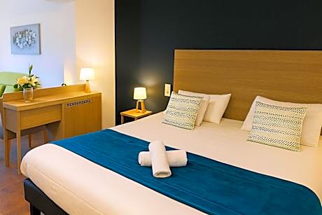 Suite with Terrace with heated swimming pool access