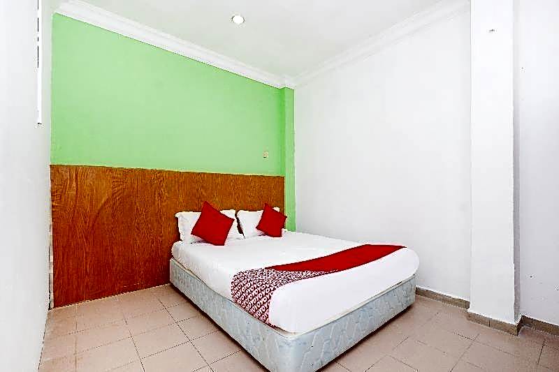 OYO 850 Gold Star Hotel