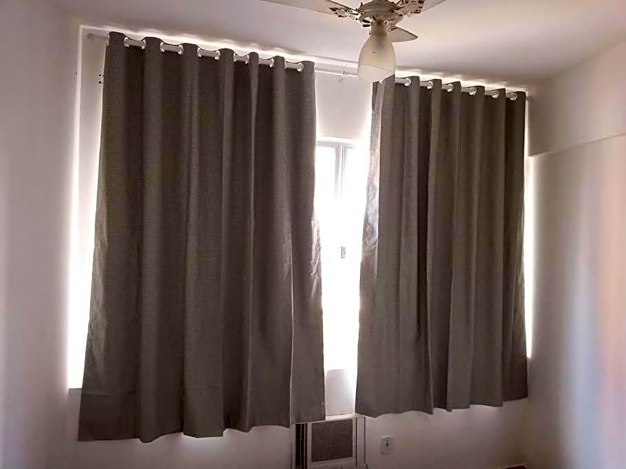 APARTAMENTO COPACABANA saleta, quarto grande com ar cond wi-fi a 2 qds da praia