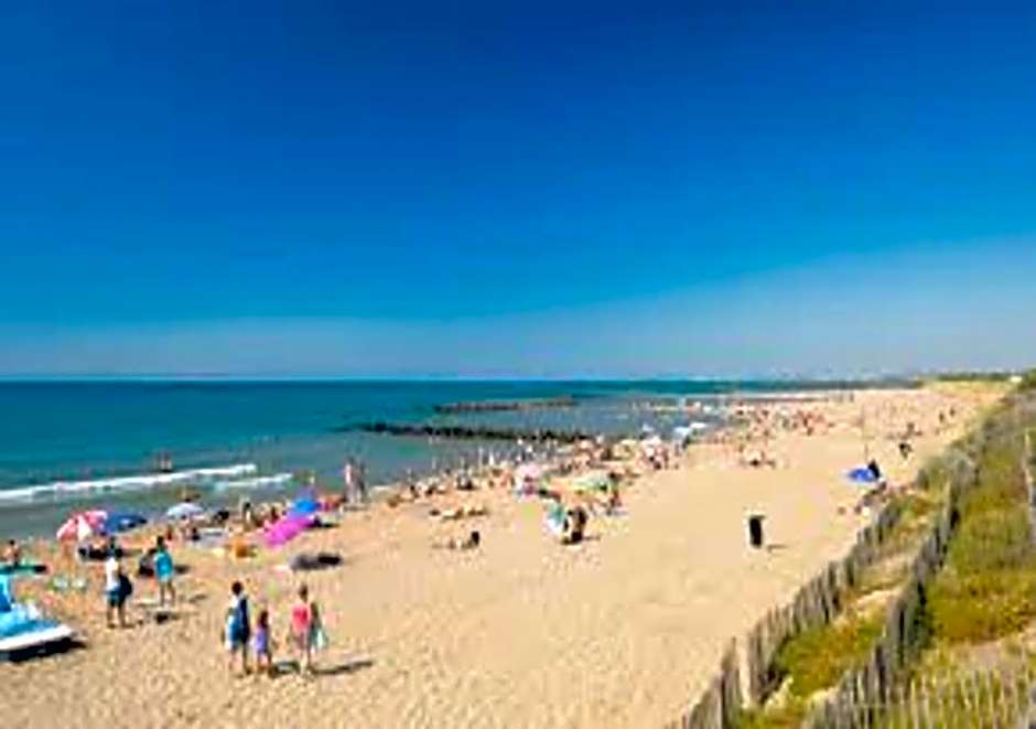 Camping La Carabasse Vias-Plage-T4 Climatisé,Tout confort, Emplacement calme !