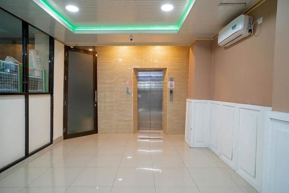 RedDoorz Plus Syariah near Pasar Turi