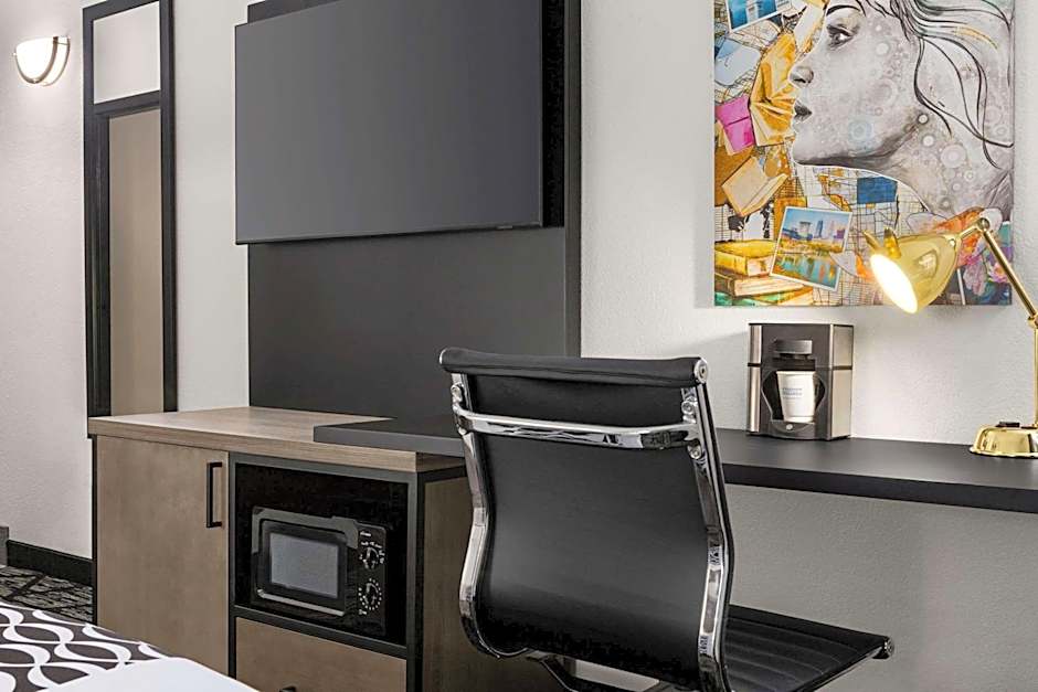 La Quinta Inn & Suites by Wyndham Cleveland Airport West