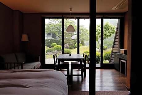 Standard Twin Room with Shared Bathroom