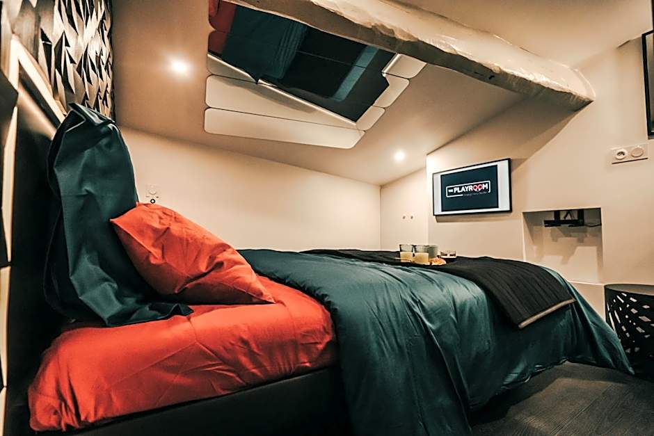 LOVE ROOM Bordeaux Playroom avec salle de jeux pour adultes et lit à eau chauffant
