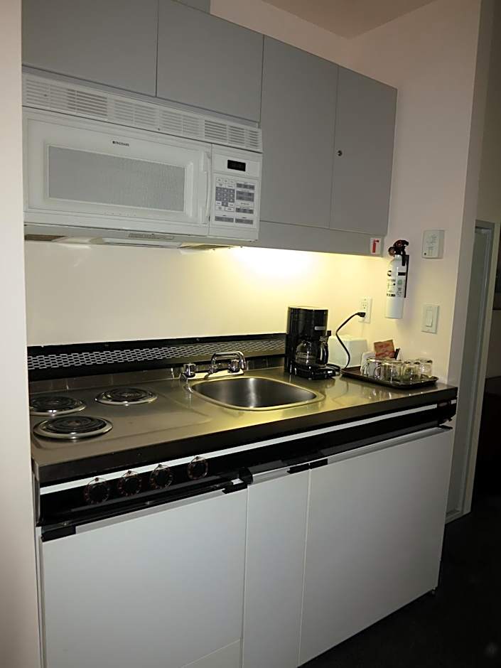 Rosedale on Robson Suite Hotel