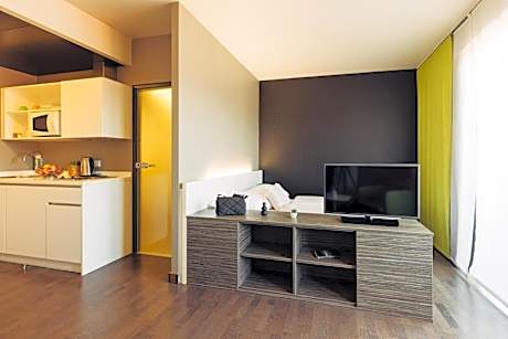 Studio with Queensize Bed