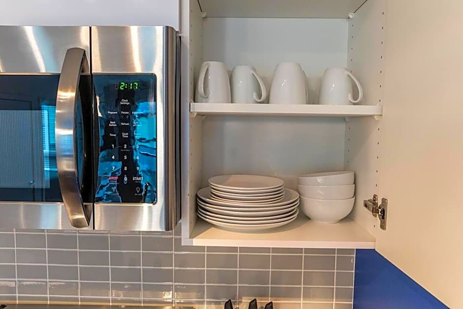 Paid Garage Parking- King Bed-balcony Wd 55" Tv