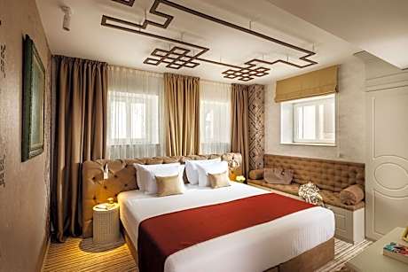 Mini King Room with King Bed - Non-Smoking