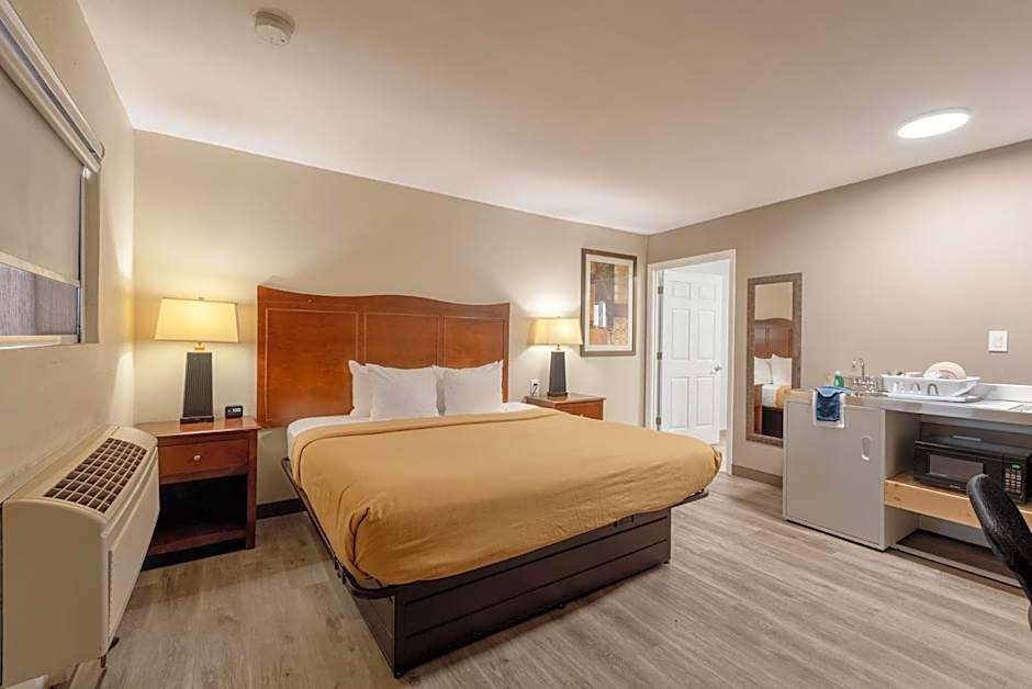 Photo 1 of 3 of 1 Queen Bed, Accessible