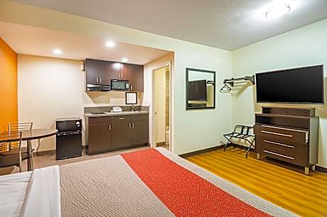 1 King Bed | Non-Smoking, Micfridge