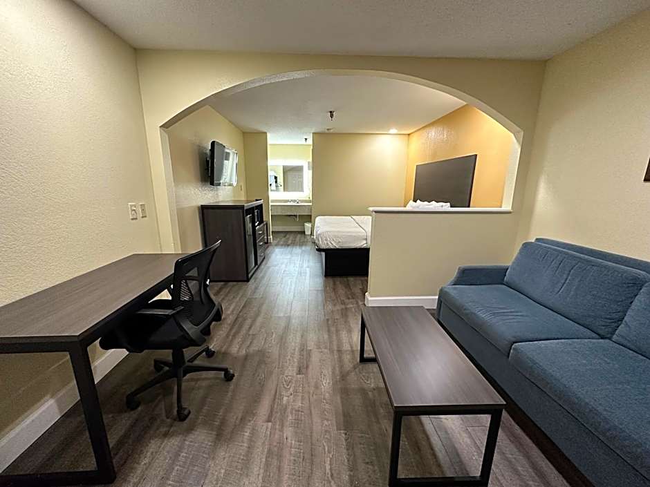 Rodeway Inn & Suites Hwy 290 Nw