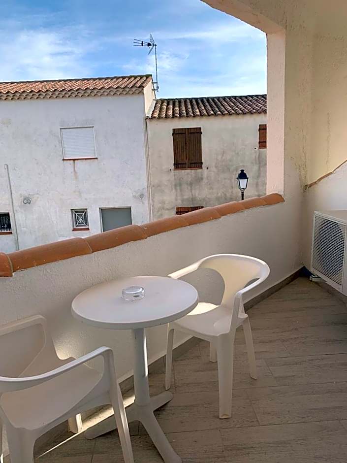 Hotel Les Palmiers En Camargue