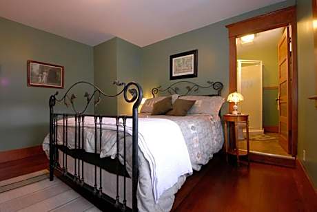 Queen Room with Garden View