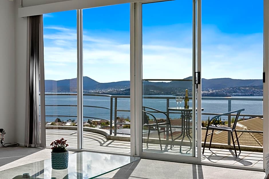 Super nice house with sea view free parking