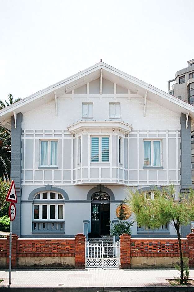 Alamar Salinas House