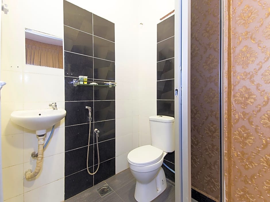 OYO 439 Night Queen Hotel