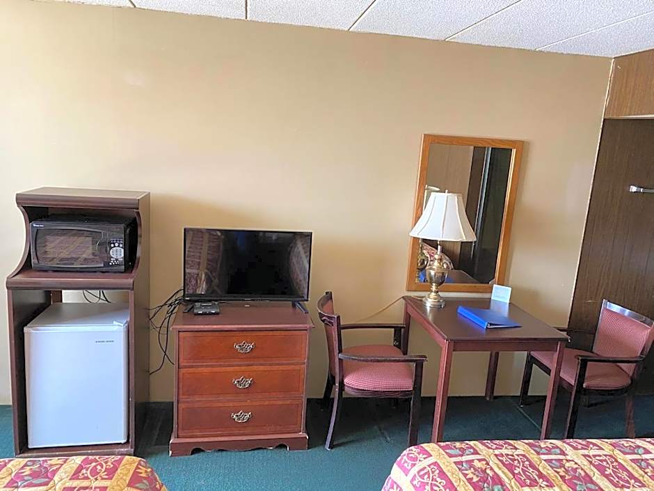 Budget Host Village Inn