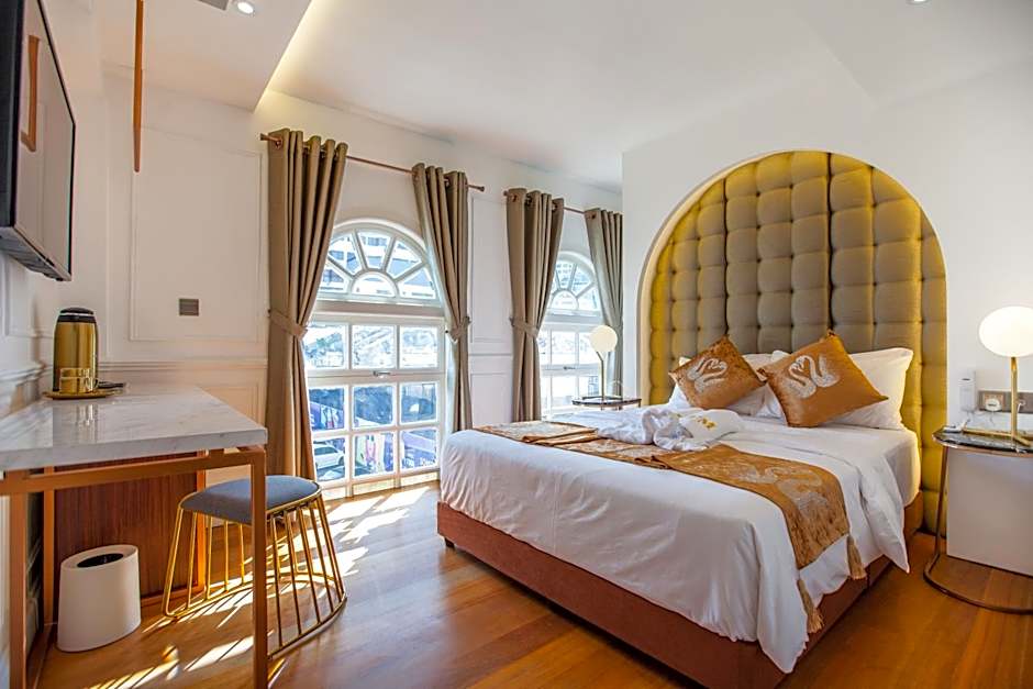 Photo 1 of 13 of Premier 1 Queen Bed