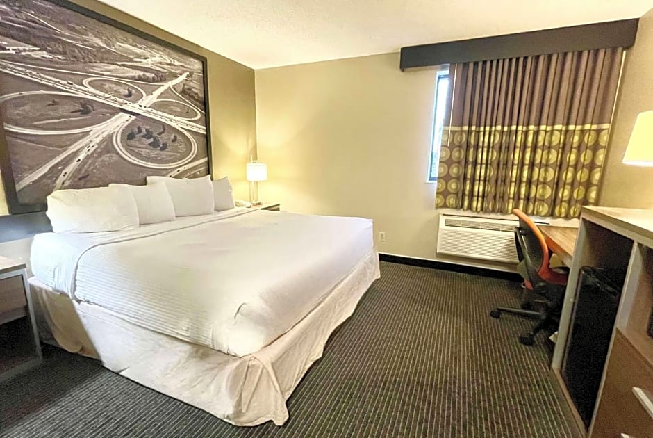 Super 8 by Wyndham St Charles