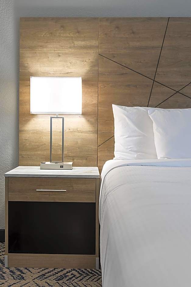 Rodeway Inn & Suites