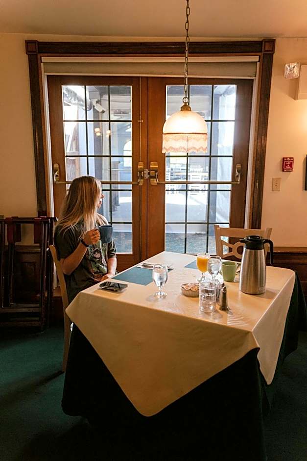 Stonehurst Manor Breakfast & Dinner Included