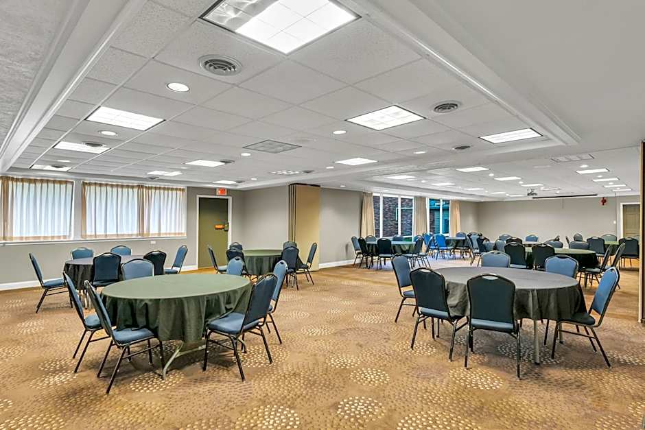 Eastland Suites Hotel & Conference Center By OYO Urbana