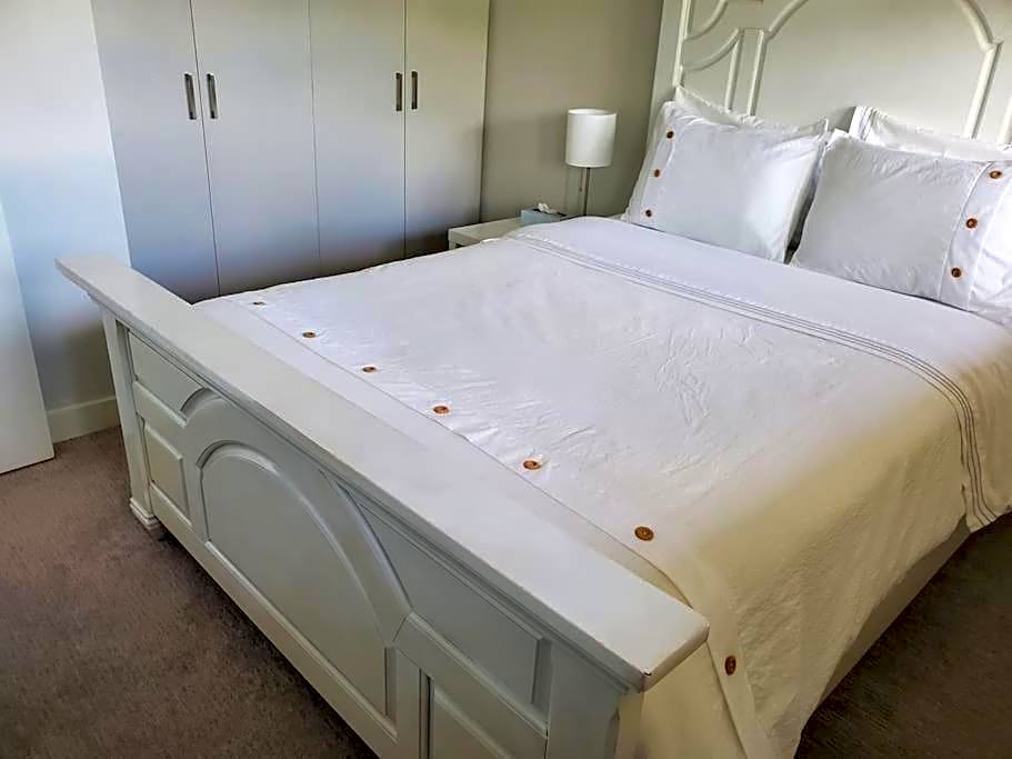 Stunning 1 bedroom condo in Calgary with riverview