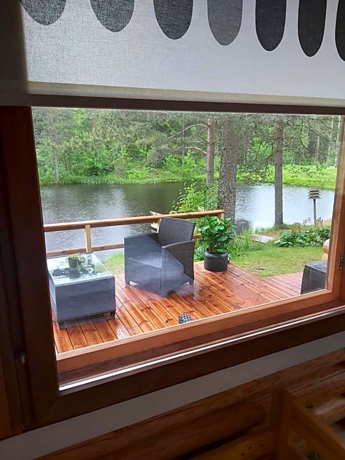 Hirsimökki ja makuuaitta