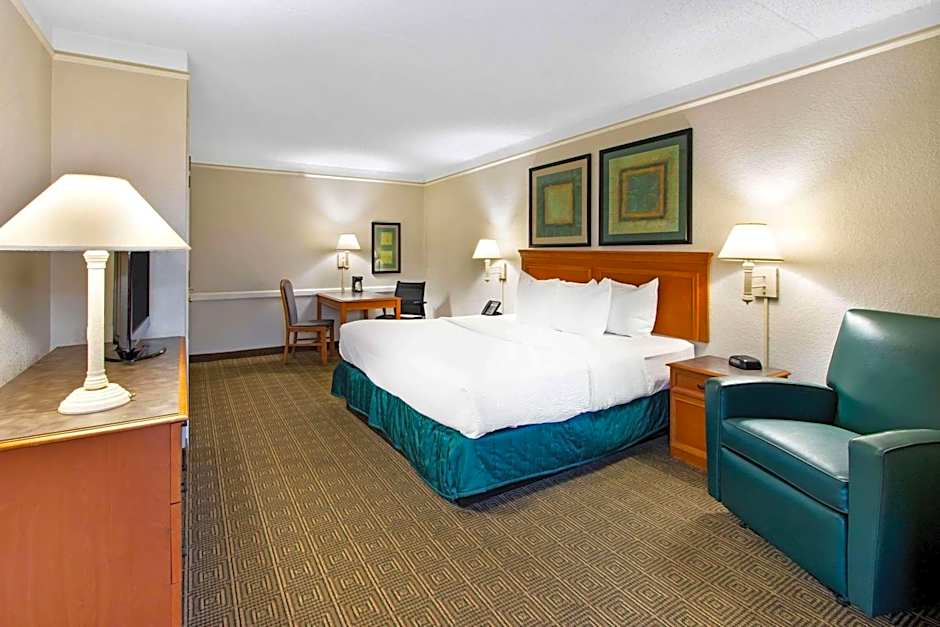 La Quinta Inn & Suites by Wyndham Albuquerque Airport