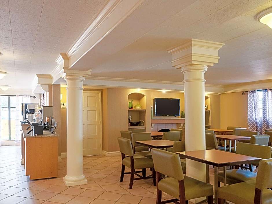 La Quinta Inn & Suites by Wyndham New Orleans Veterans