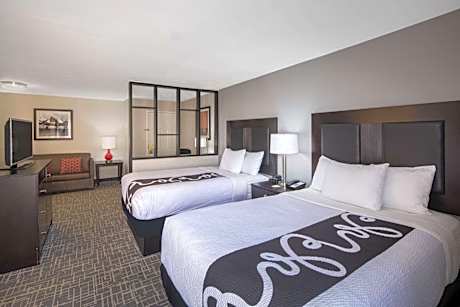 Studio Suite with Two Double Beds - Non-Smoking