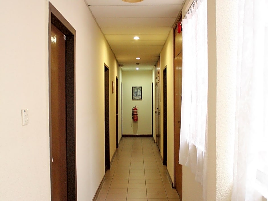 Victoria Hotel And Hostel