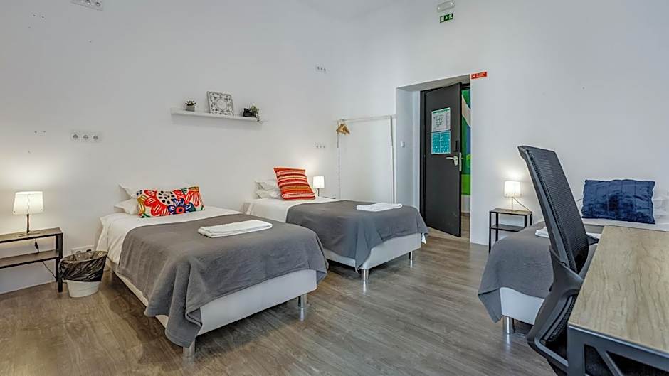 Zdjęcie 1 z 4 — Basic Triple Room with Shared Bathroom