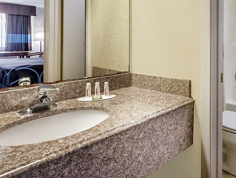 Super 8 by Wyndham San Antonio at I-10