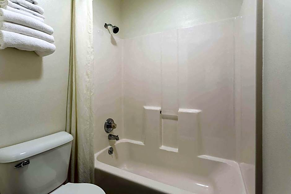 Super 8 by Wyndham Reedsburg