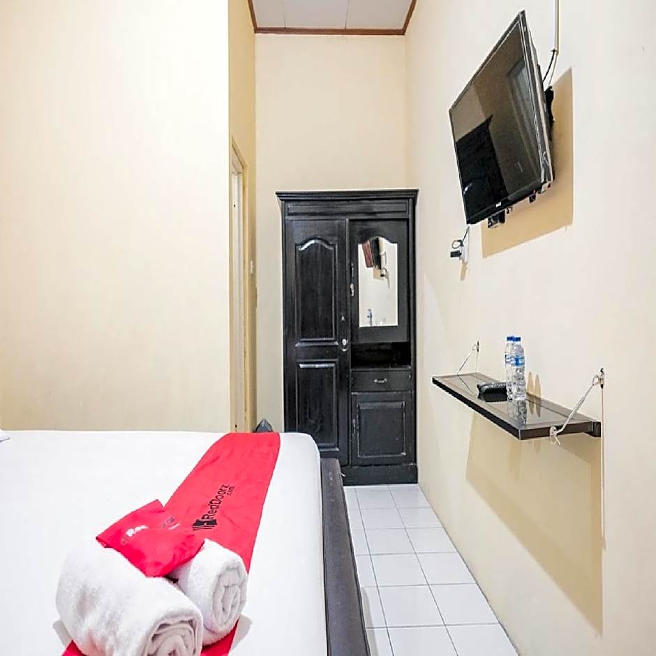 RedDoorz Syariah near Stadion Maulana Yusuf